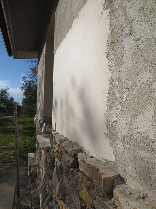 Ecostucco traspirante sui muri esterni per evitare muffe